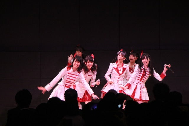 チーム8、地元企業にエール…恋チュン含む2曲披露撮影:山本有莉