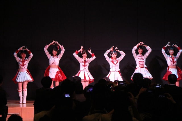 チーム8、地元企業にエール…恋チュン含む2曲披露撮影:山本有莉