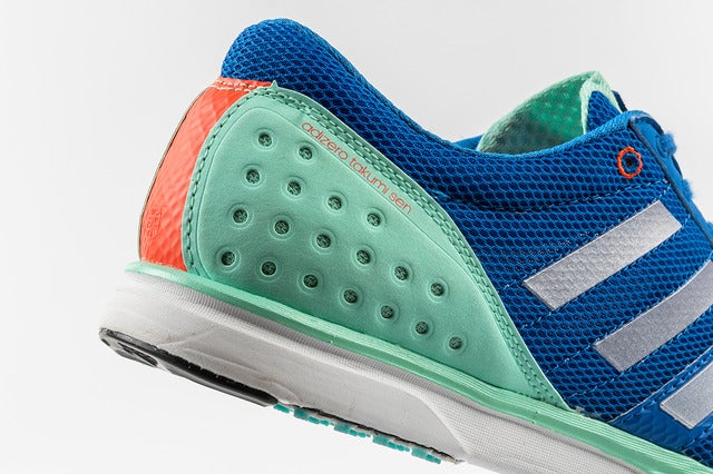 アディダス、165gのレーシングシューズ「アディゼロ タクミ」新モデル発売