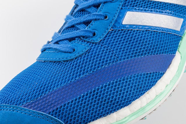 アディダス、165gのレーシングシューズ「アディゼロ タクミ」新モデル発売