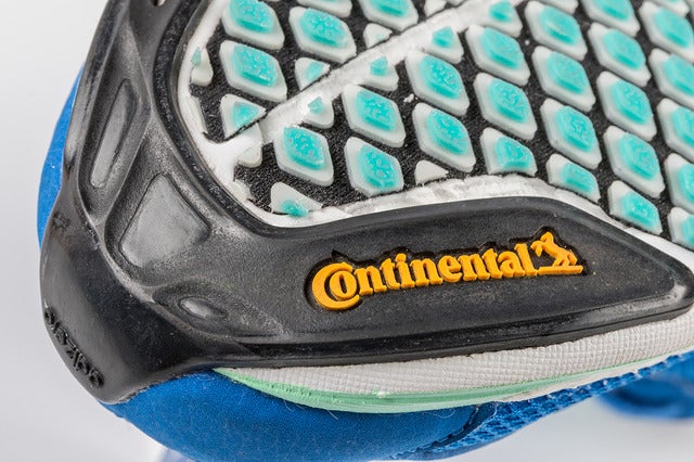 アディダス、165gのレーシングシューズ「アディゼロ タクミ」新モデル発売