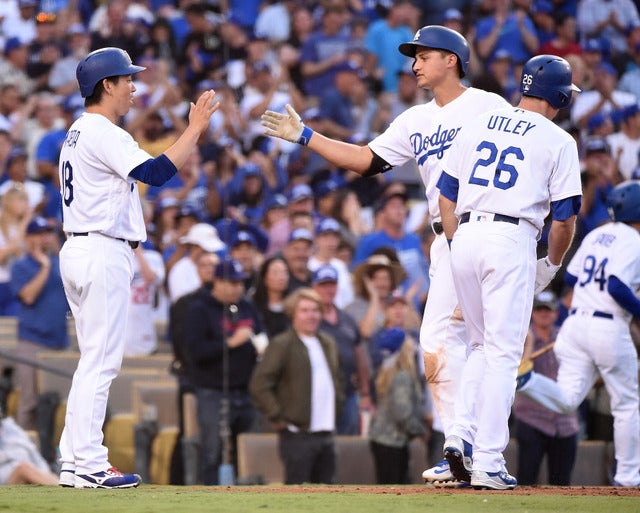 前田健太（左）とコリー・シーガー（2016年9月5日）(c) Getty Images