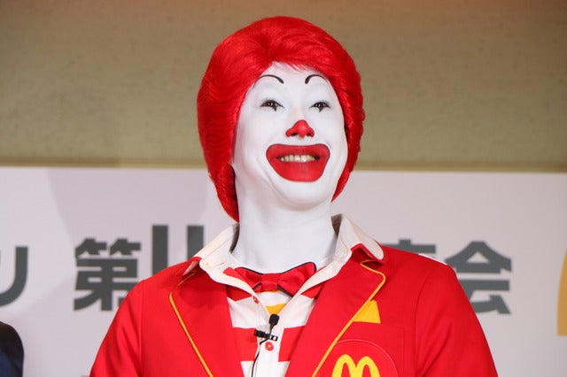 たかみな、パンツ透けてる?…赤のドレスでマック商品PR撮影:山本有莉