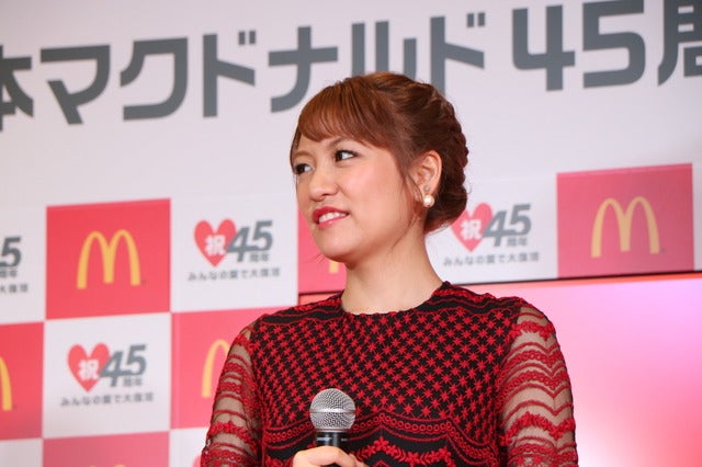 たかみな、パンツ透けてる?…赤のドレスでマック商品PR撮影:山本有莉