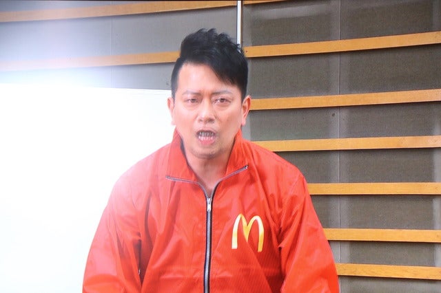 たかみな、パンツ透けてる?…赤のドレスでマック商品PR撮影:山本有莉