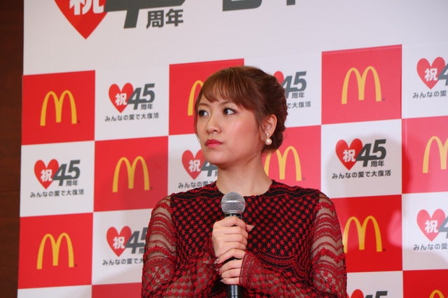 たかみな、パンツ透けてる?…赤のドレスでマック商品PR撮影:山本有莉