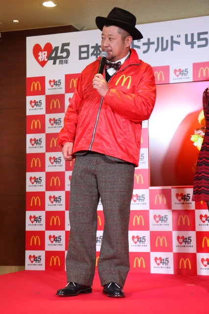 たかみな、パンツ透けてる?…赤のドレスでマック商品PR撮影:山本有莉