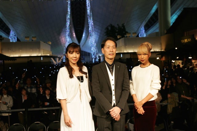 羽田空港国際線ターミナルにイルミネーション。左から岡本真夜、稲垣潤一、青山テルマ撮影：山口和幸