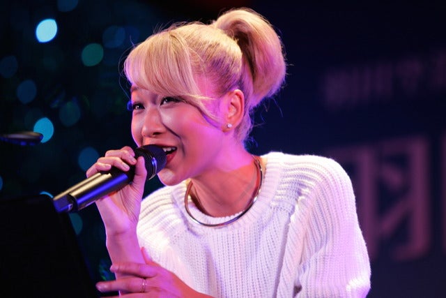 「羽田空港は大好きで、こんなステキな空間で歌えるのがうれしい」と青山テルマ撮影：山口和幸