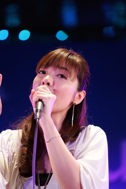 「クリスマス仕様のイルミネーションを見ているだけで気分が上がりますよね」と岡本真夜撮影：山口和幸