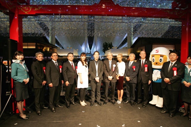 青山テルマ、クリスマス気分でドキドキ「羽田空港めちゃくちゃスキ」撮影:山口和幸