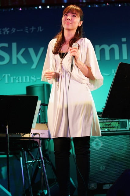 「クリスマス仕様のイルミネーションを見ているだけで気分が上がりますよね」と岡本真夜撮影：山口和幸