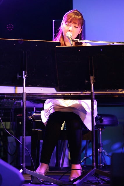 「クリスマス仕様のイルミネーションを見ているだけで気分が上がりますよね」と岡本真夜撮影：山口和幸