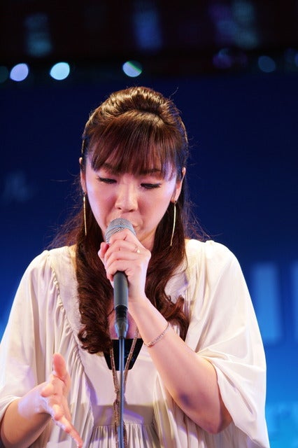 「クリスマス仕様のイルミネーションを見ているだけで気分が上がりますよね」と岡本真夜撮影：山口和幸