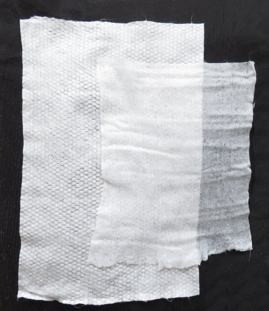 バンブーサイクルワイプ（左）とウエットティッシュ