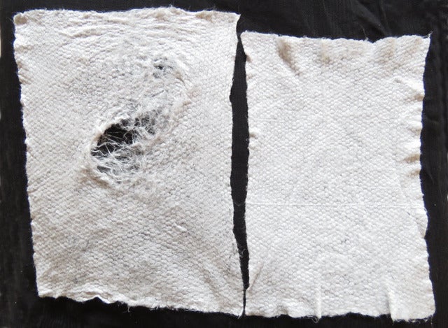 もみ洗いで破けたもの（左）と洗濯機で洗ったもの