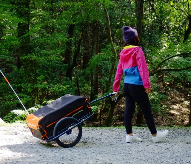 自転車で荷台に載せきれない荷物を運ぶ「サイクルトレーラー」
