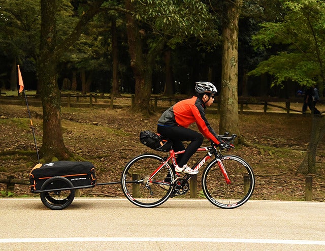 自転車で荷台に載せきれない荷物を運ぶ「サイクルトレーラー」