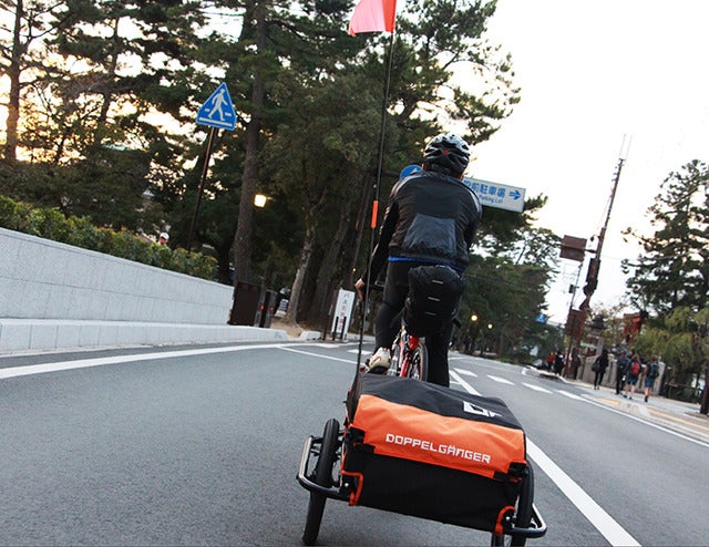 自転車で荷台に載せきれない荷物を運ぶ「サイクルトレーラー」