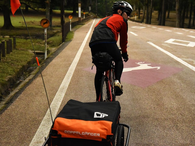 自転車で荷台に載せきれない荷物を運ぶ「サイクルトレーラー」