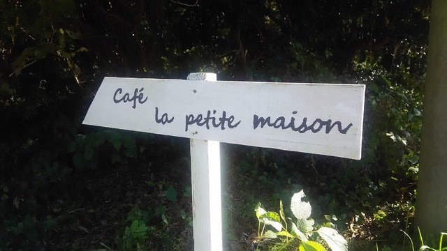 狭い道にいくつかお店を示す看板が。GPSに住所を入力してもかなりずれた場所を案内されるので、お店のホームページにある地図を参考にしてたずねるといい撮影：山口和幸