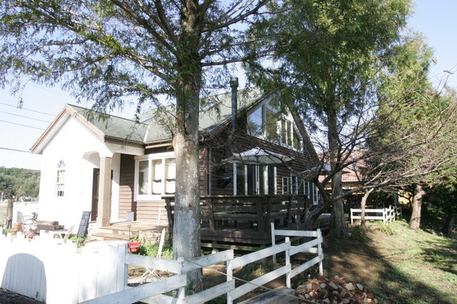 森に囲まれた静かなエリアにたたずむ撮影：山口和幸