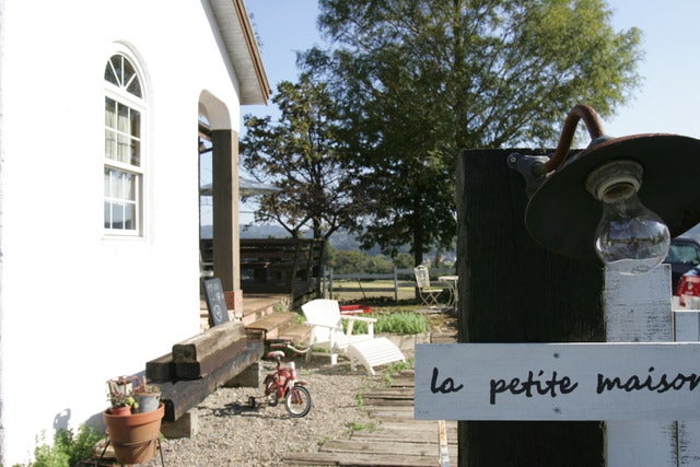 お店の看板。そしてかわいい自転車が見える撮影：山口和幸