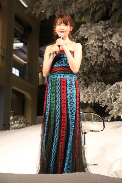 小嶋陽菜(AKB48)がWHITE Tree ライトアップセレモニー」に登壇(2016年11月24日)撮影:山本有莉