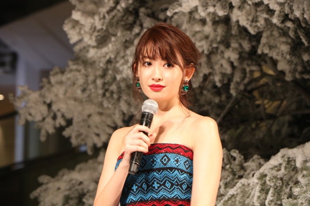 小嶋陽菜(AKB48)がWHITE Tree ライトアップセレモニー」に登壇(2016年11月24日)撮影:山本有莉