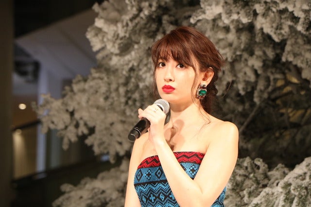 小嶋陽菜(AKB48)がWHITE Tree ライトアップセレモニー」に登壇(2016年11月24日)撮影:山本有莉