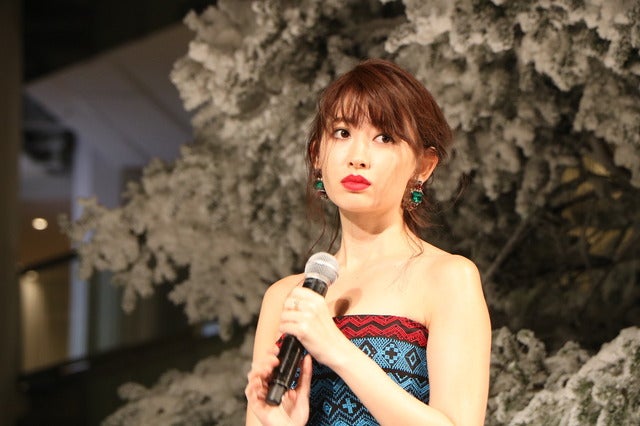 小嶋陽菜(AKB48)がWHITE Tree ライトアップセレモニー」に登壇(2016年11月24日)撮影:山本有莉