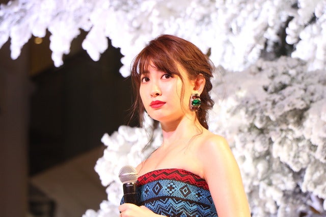 小嶋陽菜(AKB48)がWHITE Tree ライトアップセレモニー」に登壇(2016年11月24日)撮影:山本有莉