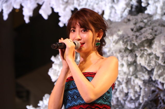 小嶋陽菜(AKB48)がWHITE Tree ライトアップセレモニー」に登壇(2016年11月24日)撮影:山本有莉