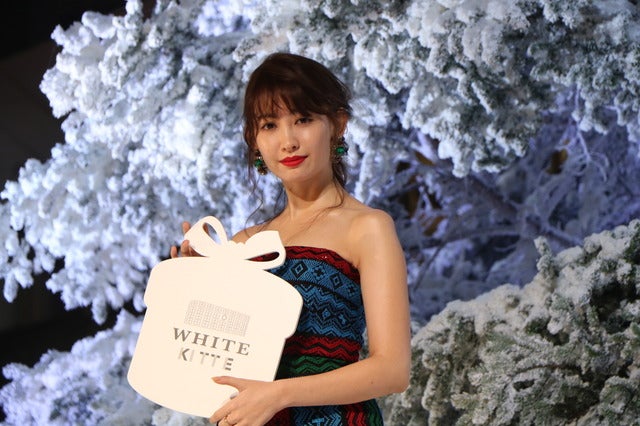 小嶋陽菜(AKB48)がWHITE Tree ライトアップセレモニー」に登壇(2016年11月24日)撮影:山本有莉