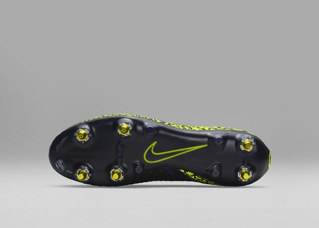 ナイキ、ブラックアッパー採用の「ダーク ライトニング パック」発売