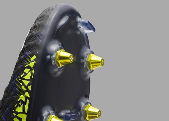 ナイキ、ブラックアッパー採用の「ダーク ライトニング パック」発売