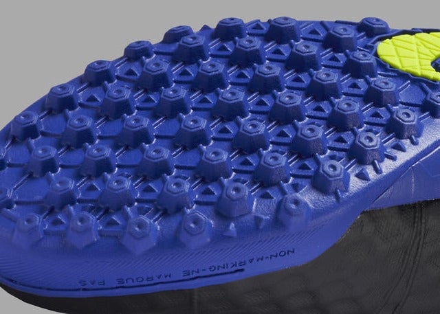 ナイキ、ブラックアッパー採用の「ダーク ライトニング パック」発売