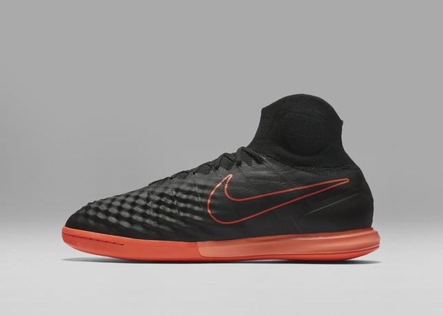 ナイキ、ブラックアッパー採用の「ダーク ライトニング パック」発売