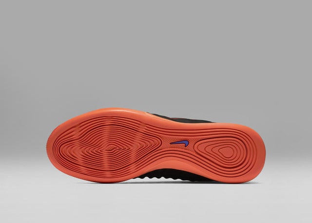 ナイキ、ブラックアッパー採用の「ダーク ライトニング パック」発売