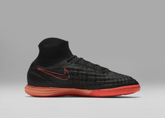 ナイキ、ブラックアッパー採用の「ダーク ライトニング パック」発売