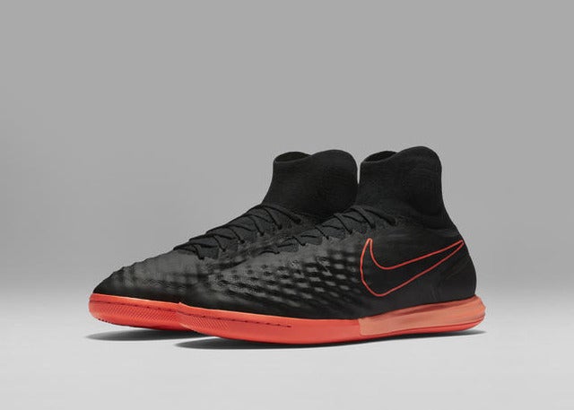 ナイキ、ブラックアッパー採用の「ダーク ライトニング パック」発売