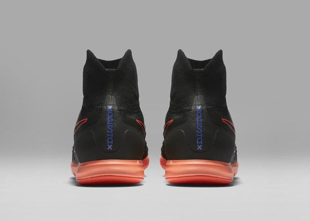 ナイキ、ブラックアッパー採用の「ダーク ライトニング パック」発売