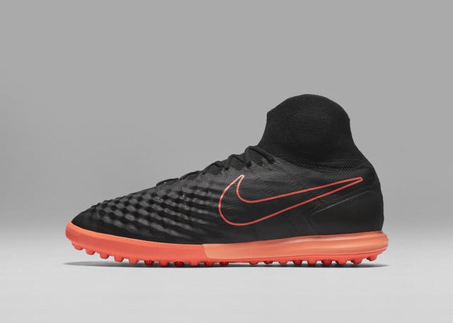 ナイキ、ブラックアッパー採用の「ダーク ライトニング パック」発売