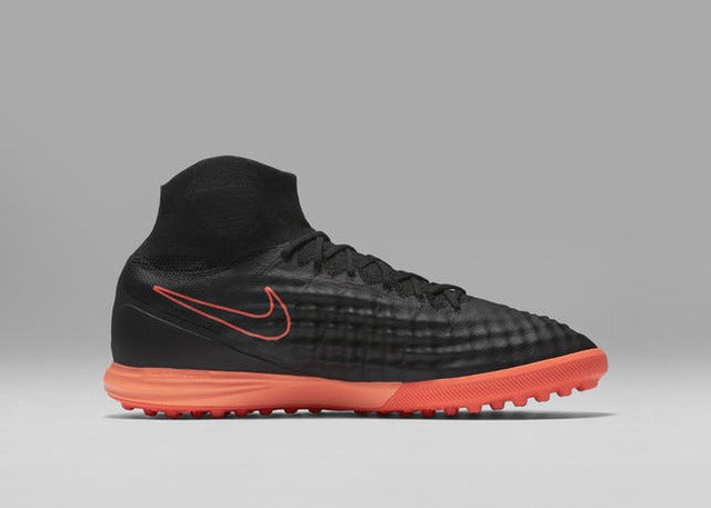 ナイキ、ブラックアッパー採用の「ダーク ライトニング パック」発売