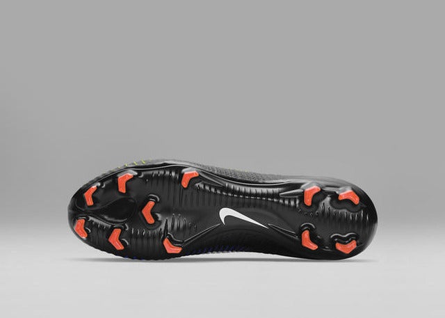 ナイキ、ブラックアッパー採用の「ダーク ライトニング パック」発売