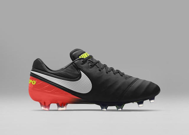 ナイキ、ブラックアッパー採用の「ダーク ライトニング パック」発売