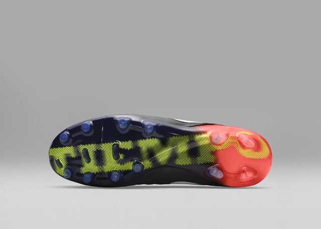 ナイキ、ブラックアッパー採用の「ダーク ライトニング パック」発売