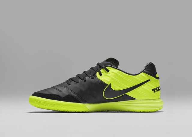 ナイキ、ブラックアッパー採用の「ダーク ライトニング パック」発売