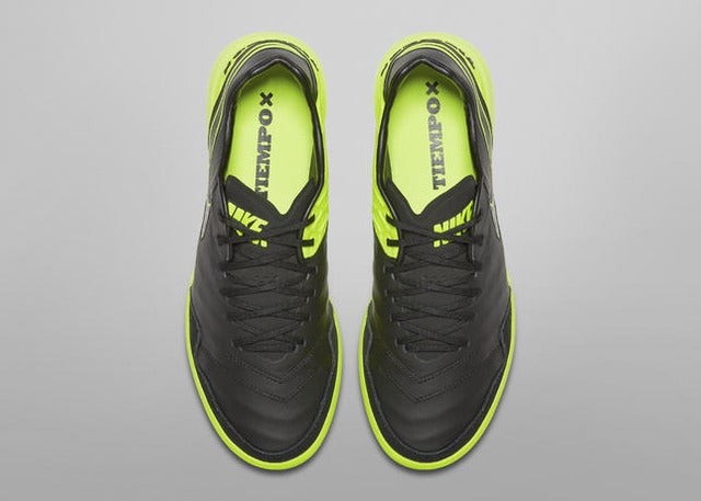 ナイキ、ブラックアッパー採用の「ダーク ライトニング パック」発売