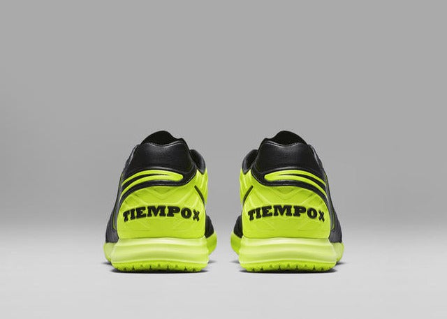 ナイキ、ブラックアッパー採用の「ダーク ライトニング パック」発売